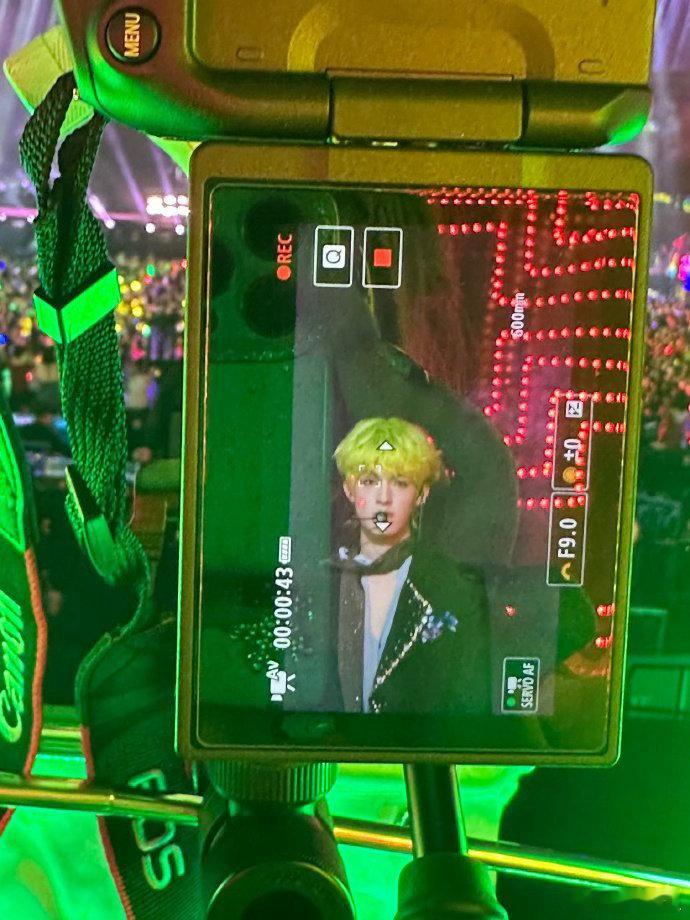 张泽禹荧光绿发色张泽禹绿发 大胆尝试荧光绿造型，色调清新吸睛，衬得面容精致清冷，