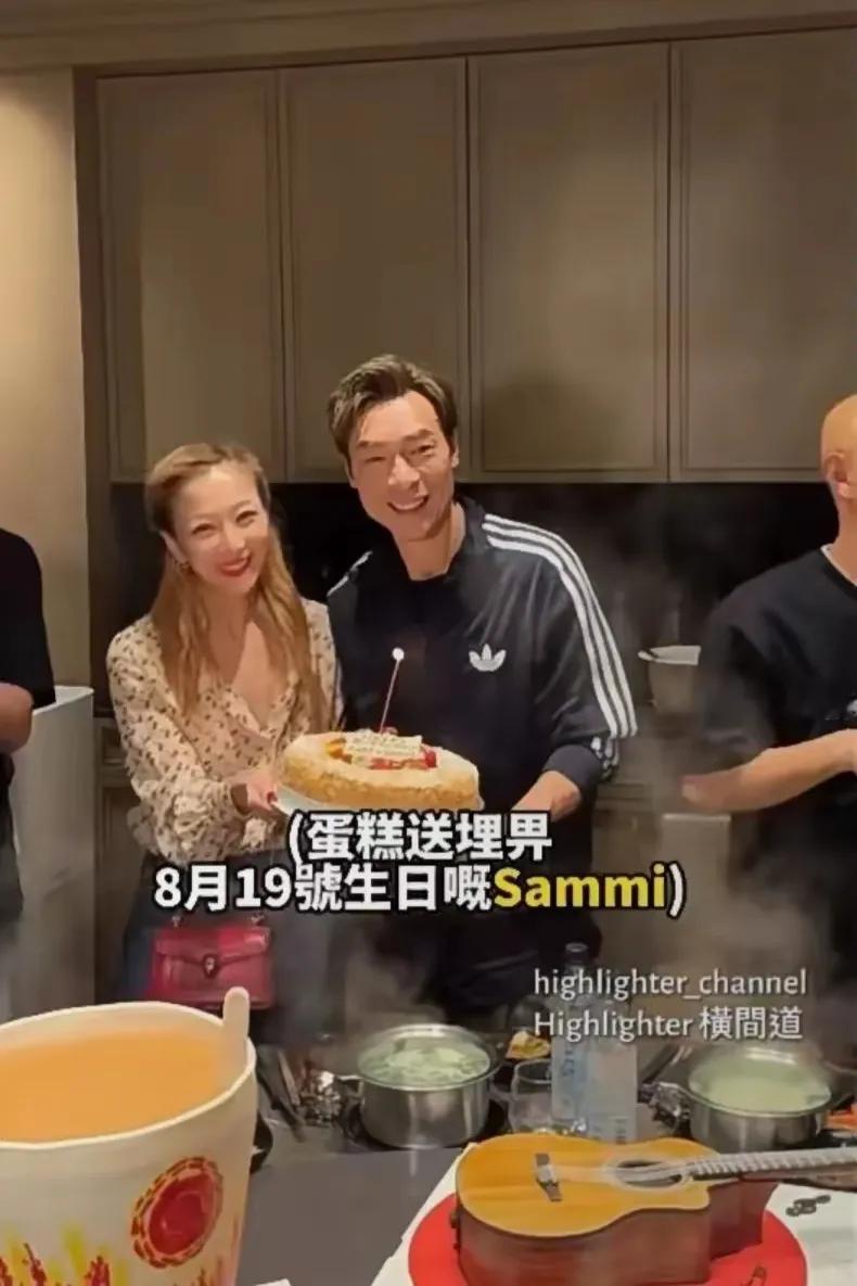 郑秀文真的爱极了许志安，两人多年分分合合，如今为许志安过生日，两人笑容灿烂，举止