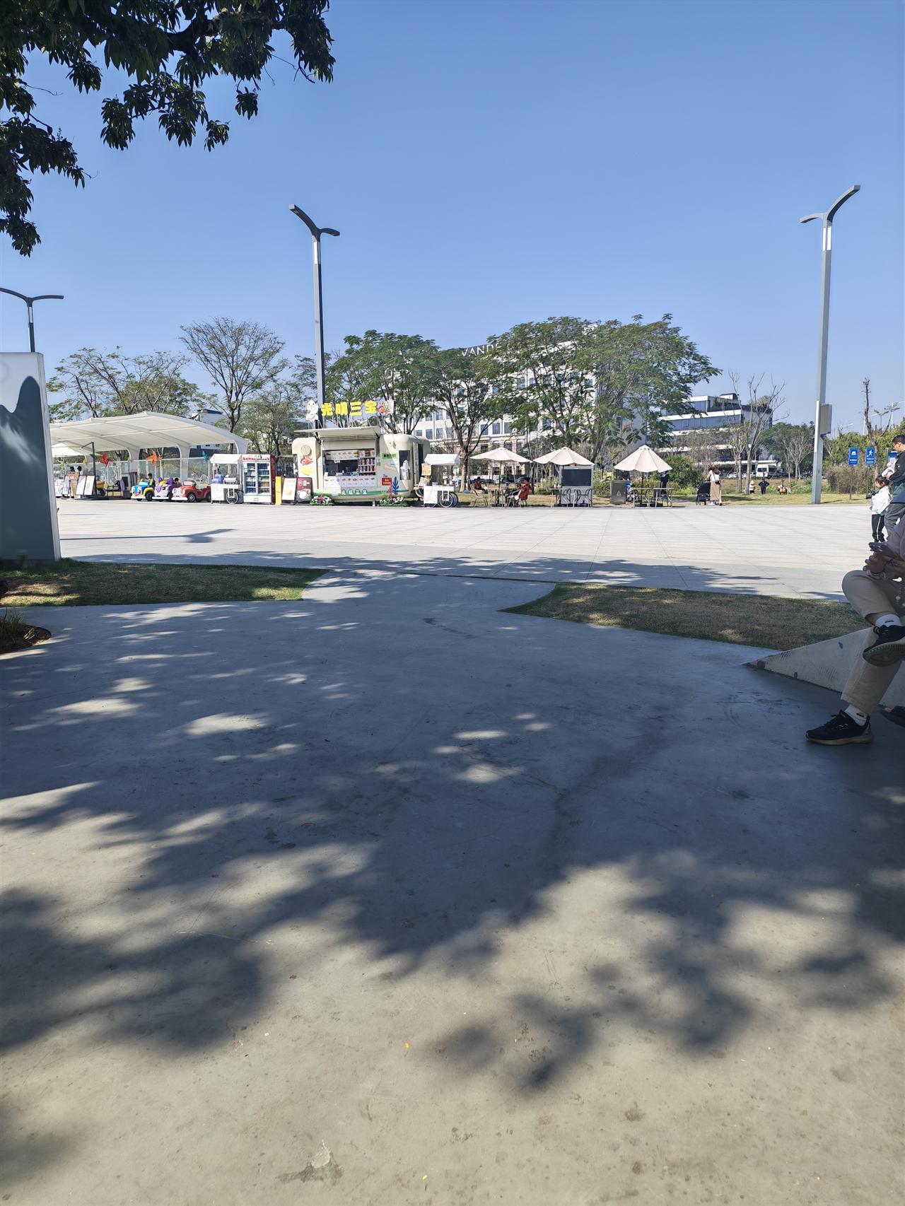 今天跑外卖，发现找不到店铺，问了一些外卖小哥，也打电话过去，才知道是一家店，开了