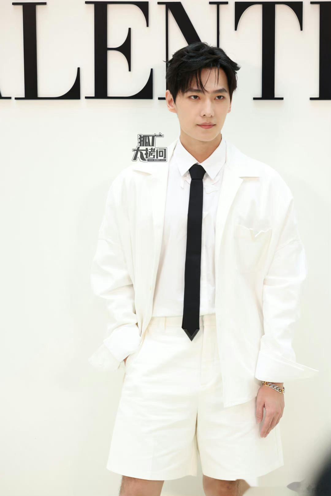 #杨洋关晓彤董思成孙俪黑领带造型##杨洋关晓彤董思成孙俪红白黑碰撞# ​​​更喜
