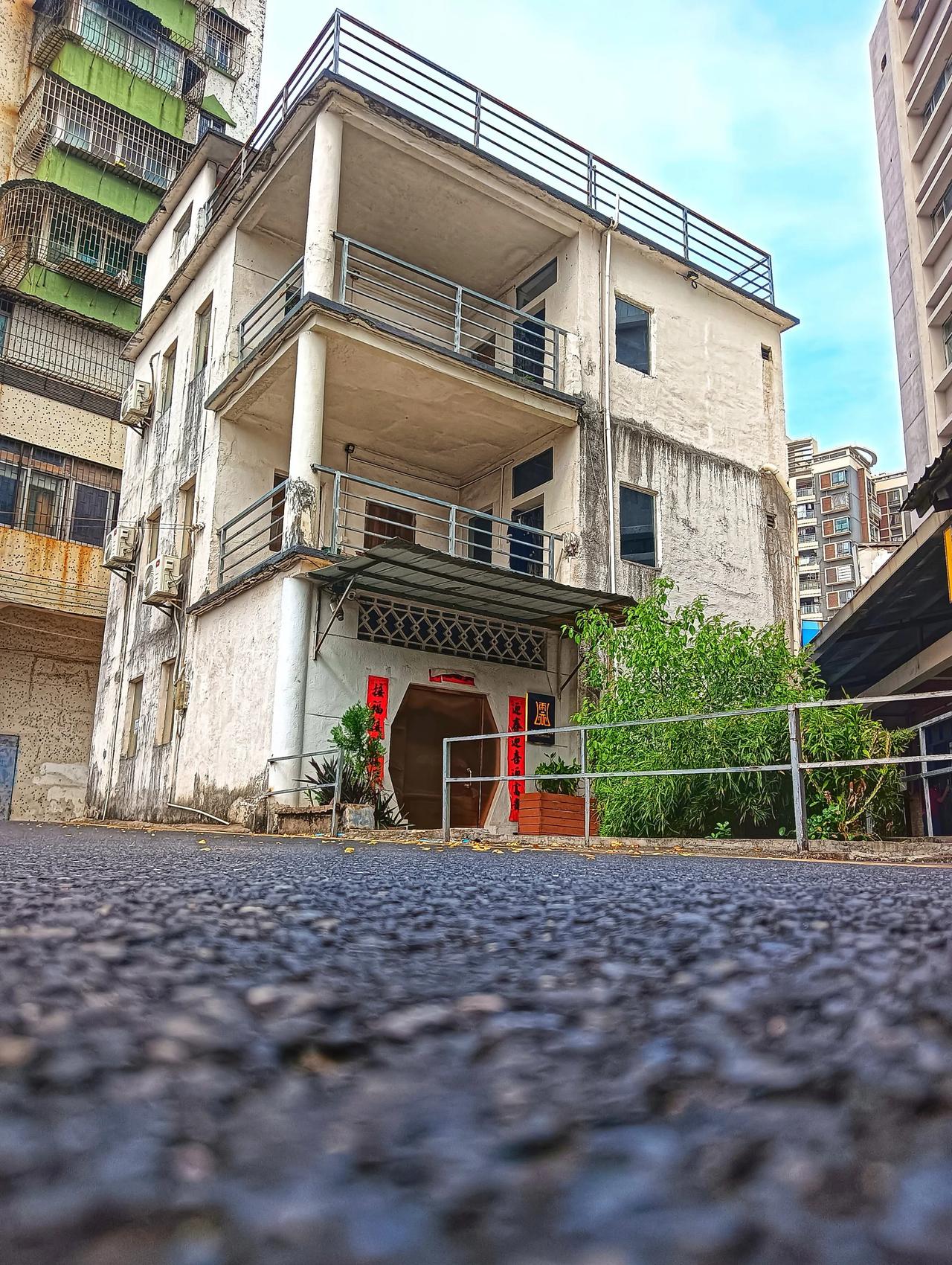 江门建筑摄影：东江里三角地带的旧房楼
位于江门市蓬江区东江里华记汤铺及乾坤饭店的