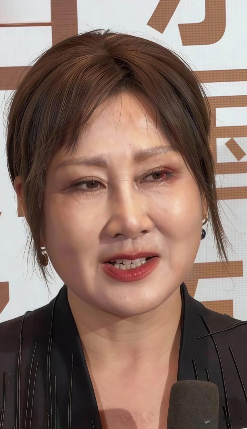 穿足力健的老大妈摇身一变！