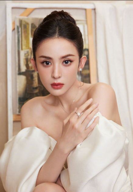 1.娜扎对结婚一点儿都不急，因为她属于万人迷那种，身边追求她的人特别多。2.金沙
