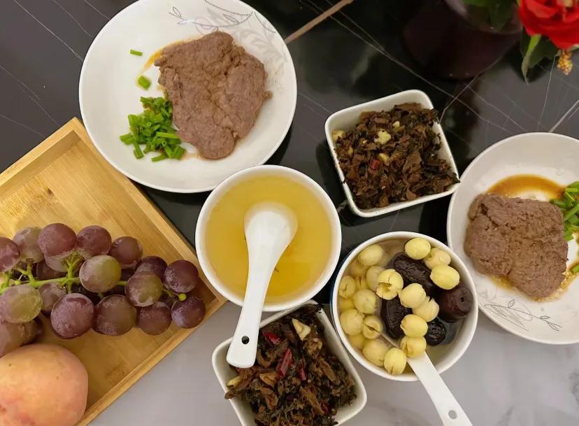 我家从来没有放两天的蛋糕。
记得以前看过一个故事，说是一个年轻人给老人家买了一个