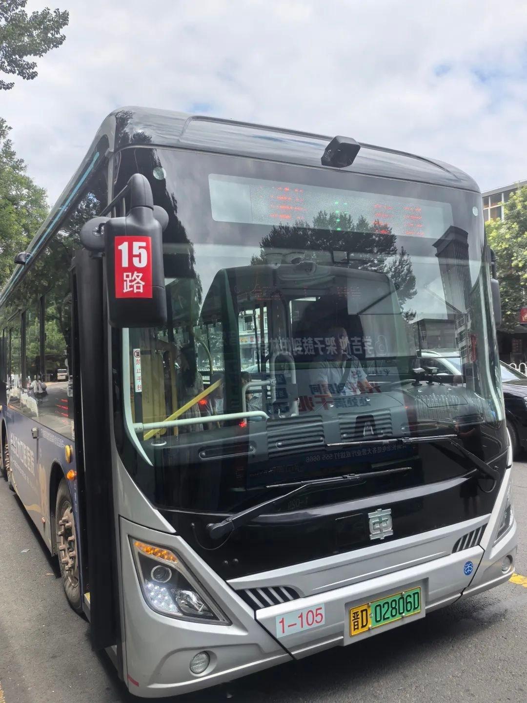 长治公交的这个路牌设计的真好，再也不用跑车前探头确认几路车了，北京公交建议学习跟