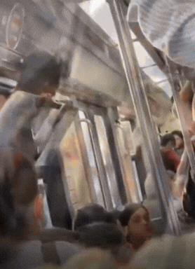 挂票把自己给挂没了！
国外一男子图刺激，竟把自己挂在地铁窗户外边。刚开始还觉得挺