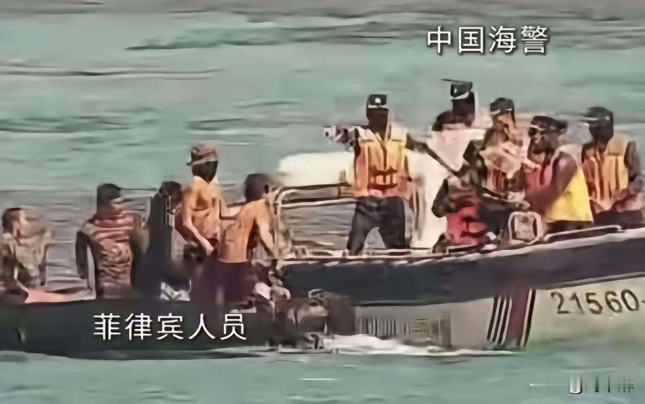 7月20日，菲方突然派陆战队人员，驾驶两艘皮划艇来仁爱礁挑衅我海警执法船。我海警