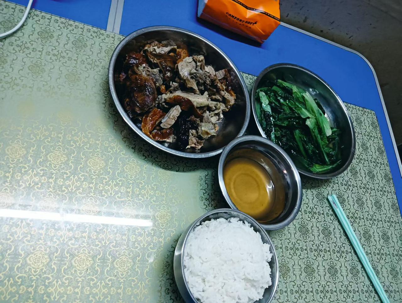 大家好，我是七姐，今晚𣎴加班买点菜回来加餐，一个人的生活简简单单，人生在世该吃