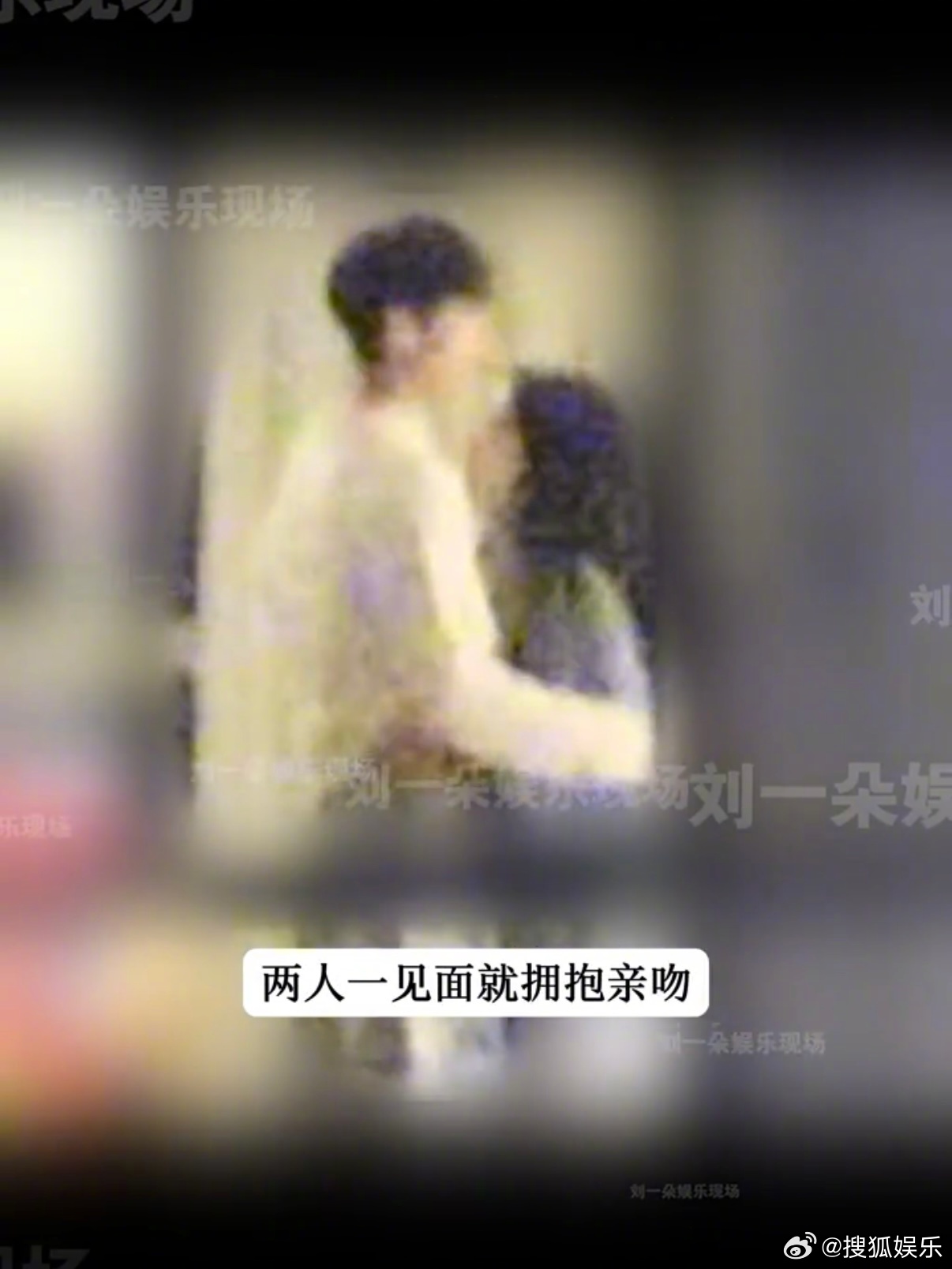 在八卦媒体曝周也恋情后，男方被网友分析推测出疑似是影版《偷偷藏不住》男主周皓崎。