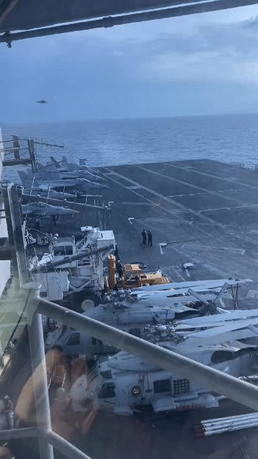 美国航母舰长发视频暗示自己没事，网友不满意。

在也门胡塞武装宣称发射导弹袭击并