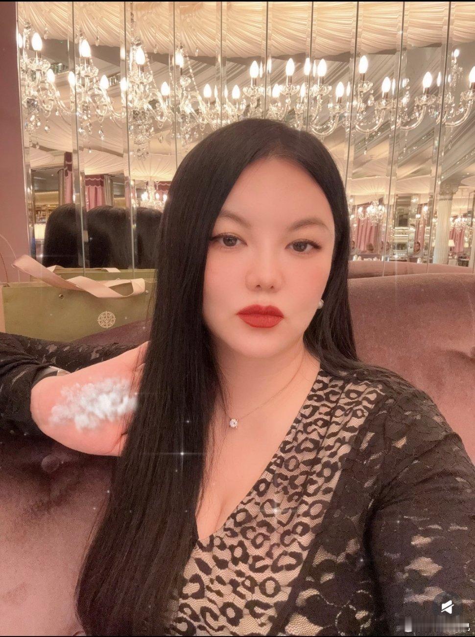 李湘分享自拍照还要把掌纹打码…是怕别人给她算命吗？有钱人顾虑果然很多[跪了] ​