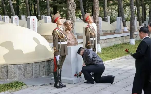 金正恩知恩图报，有礼了！25日，中国人民志愿军援朝纪念日，金正恩在毛岸英烈士墓前