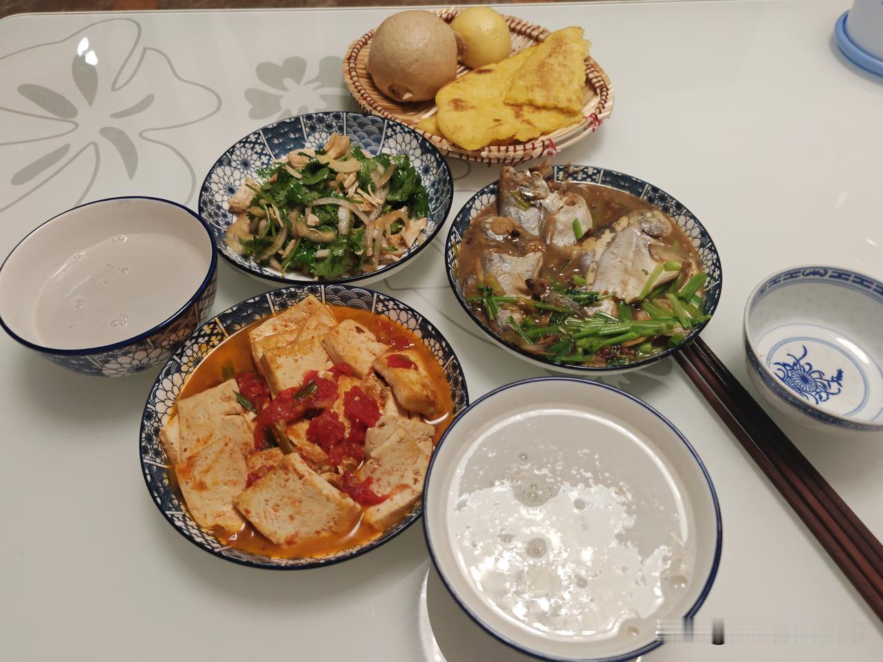 我和老公的晚餐分享～
三条鲳鱼，老公说不想吃清蒸的，那就炖着吃，锅里放油，煎一下