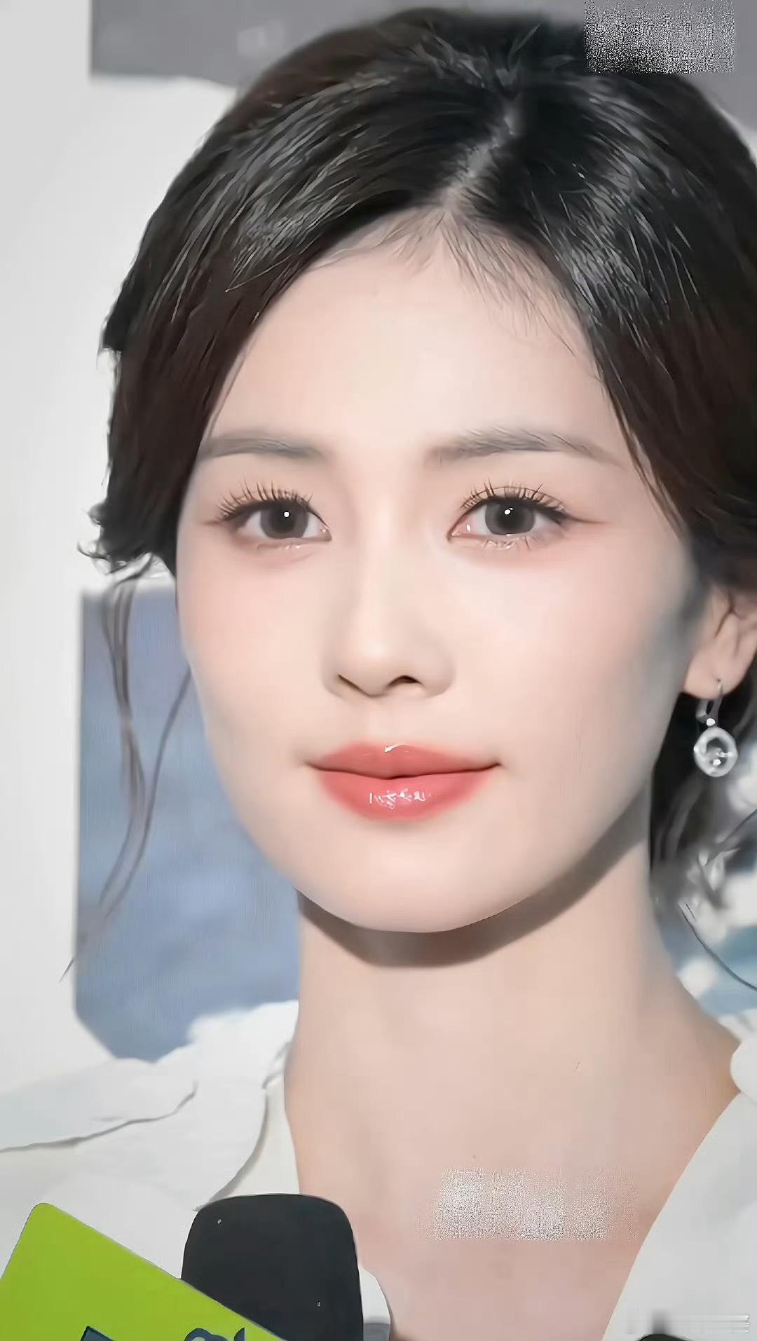 白鹿与自己蜡像同框合照 双份美丽暴击!白鹿与蜡像同框，仿佛看见了两个仙气飘飘的白