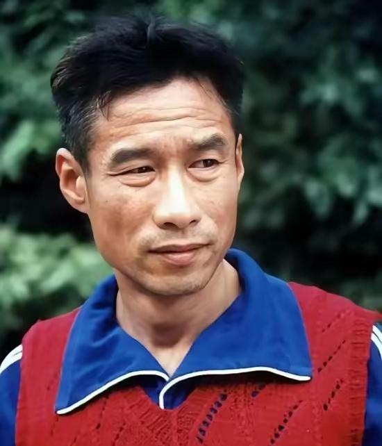 2005年，北京，刘佩琦哥哥病逝，16岁侄子刘伟无人照料，他心一软直接接回家当亲