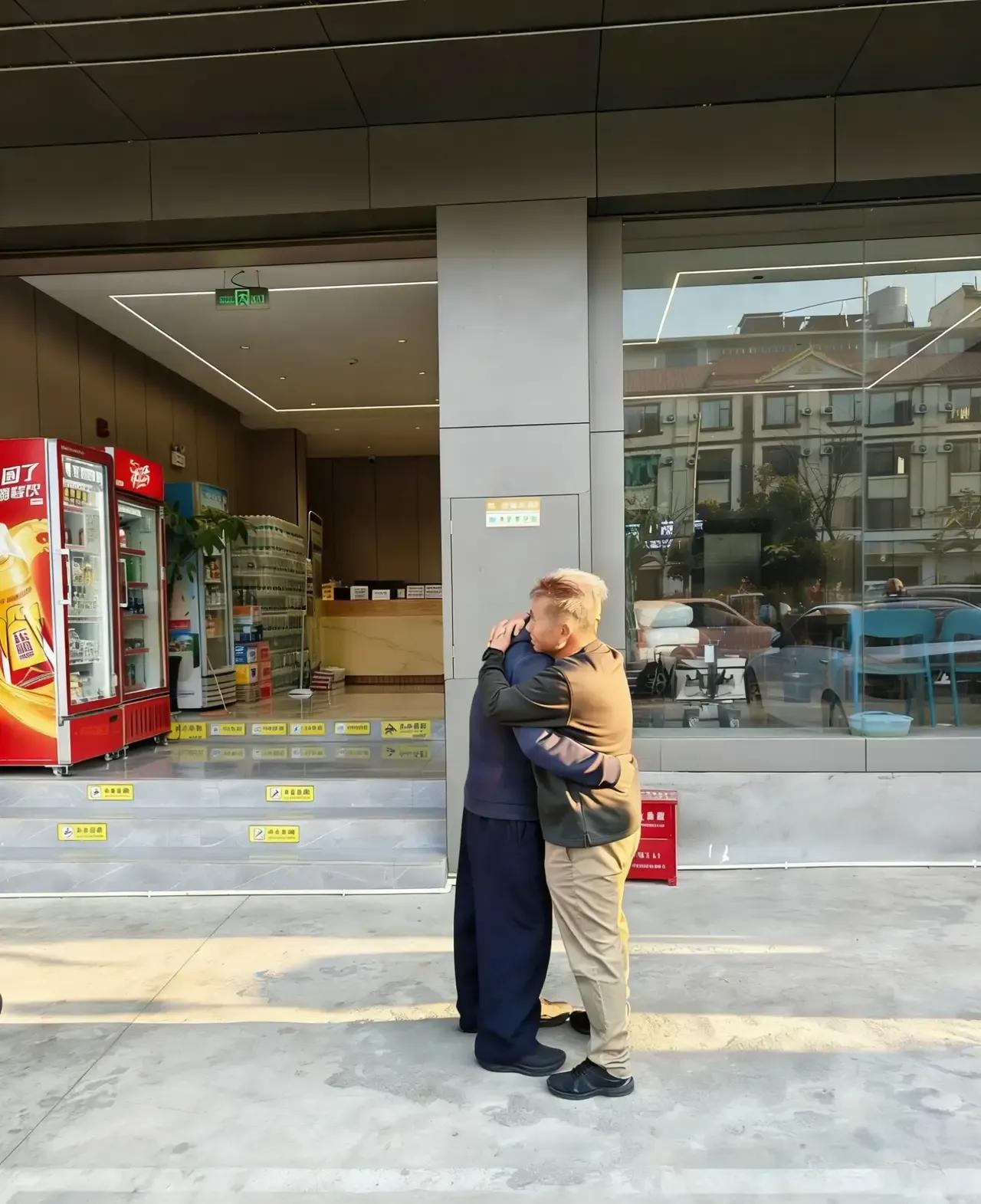 图片是年前我跟刘妈去芒市，看85岁的老副指导员跟大面积脑梗，瘫痪在床的嫂子，临走