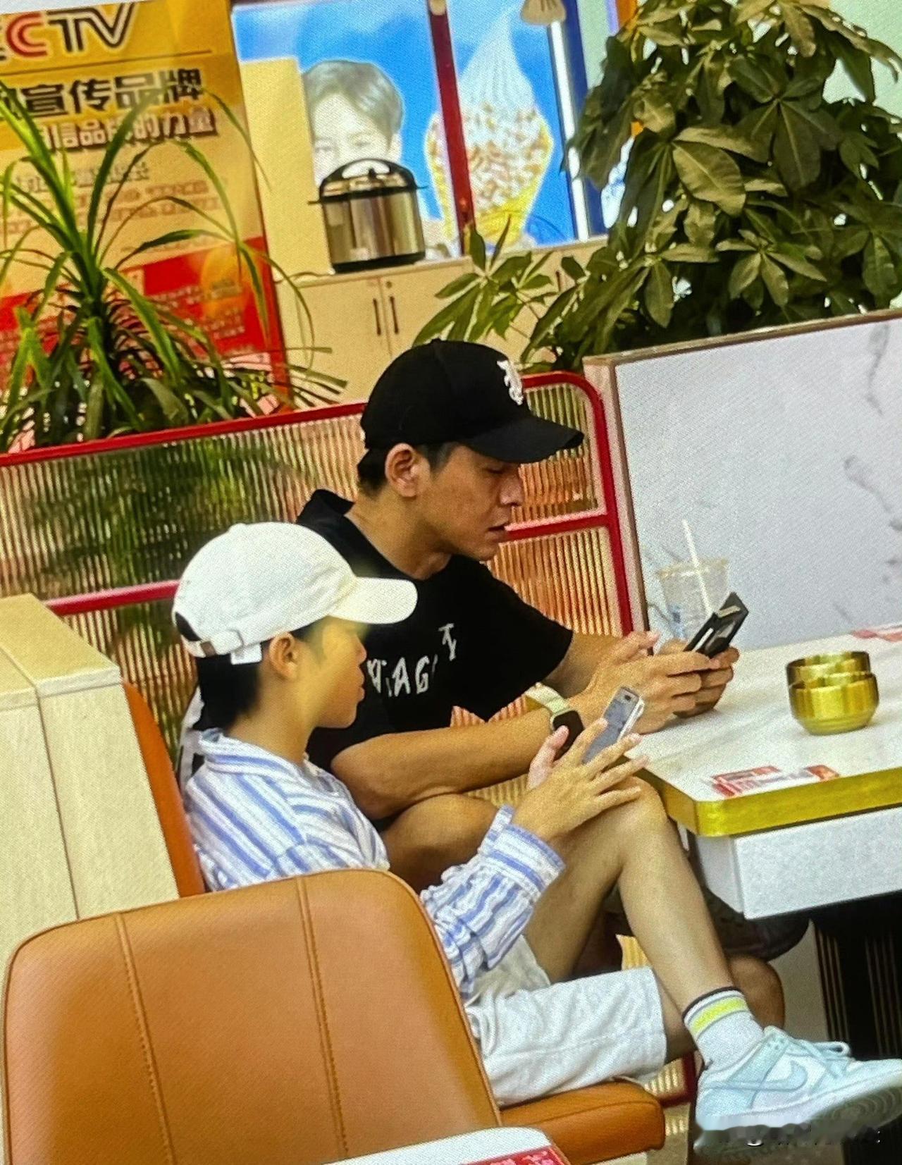 网友偶遇乔振宇带着儿子出门，一晃眼当年那个小不点顺顺都12岁了。小伙子个子高挑，