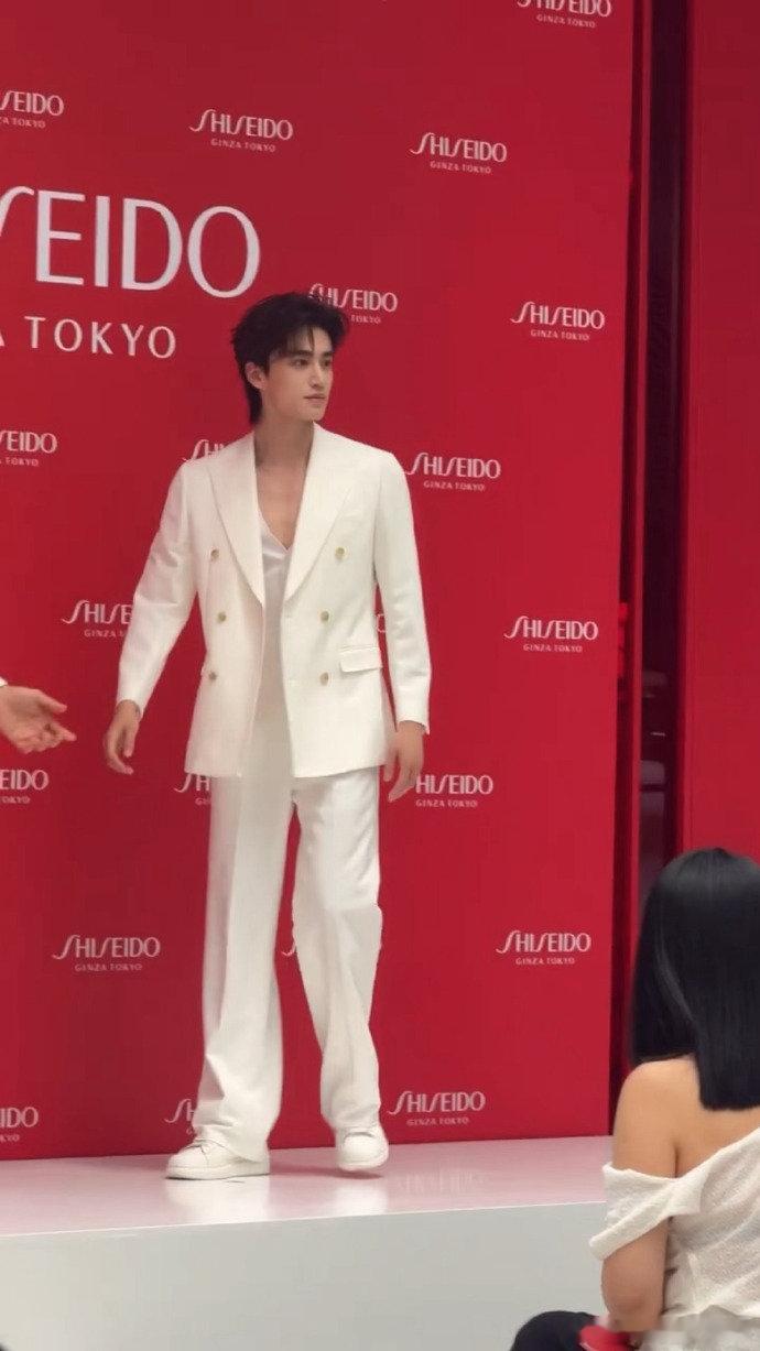 张康乐西装露胸肌 张康乐生图好权威 张康乐西装露胸肌，咱就说这场开的西装和若隐若