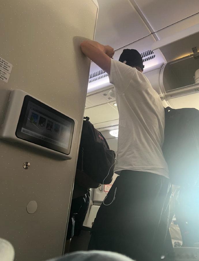 坐飞机跟马丁当同桌 这是什么神仙运气！有网友分享长途飞行经历，旁边坐的竟然是CO