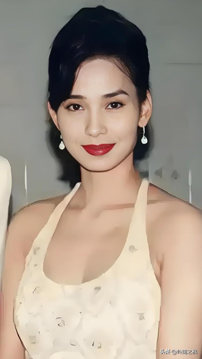 中国🇨🇳香港→歌星→邝美云小姐→现任全国人大代表→十三十四连续两届→有史以来