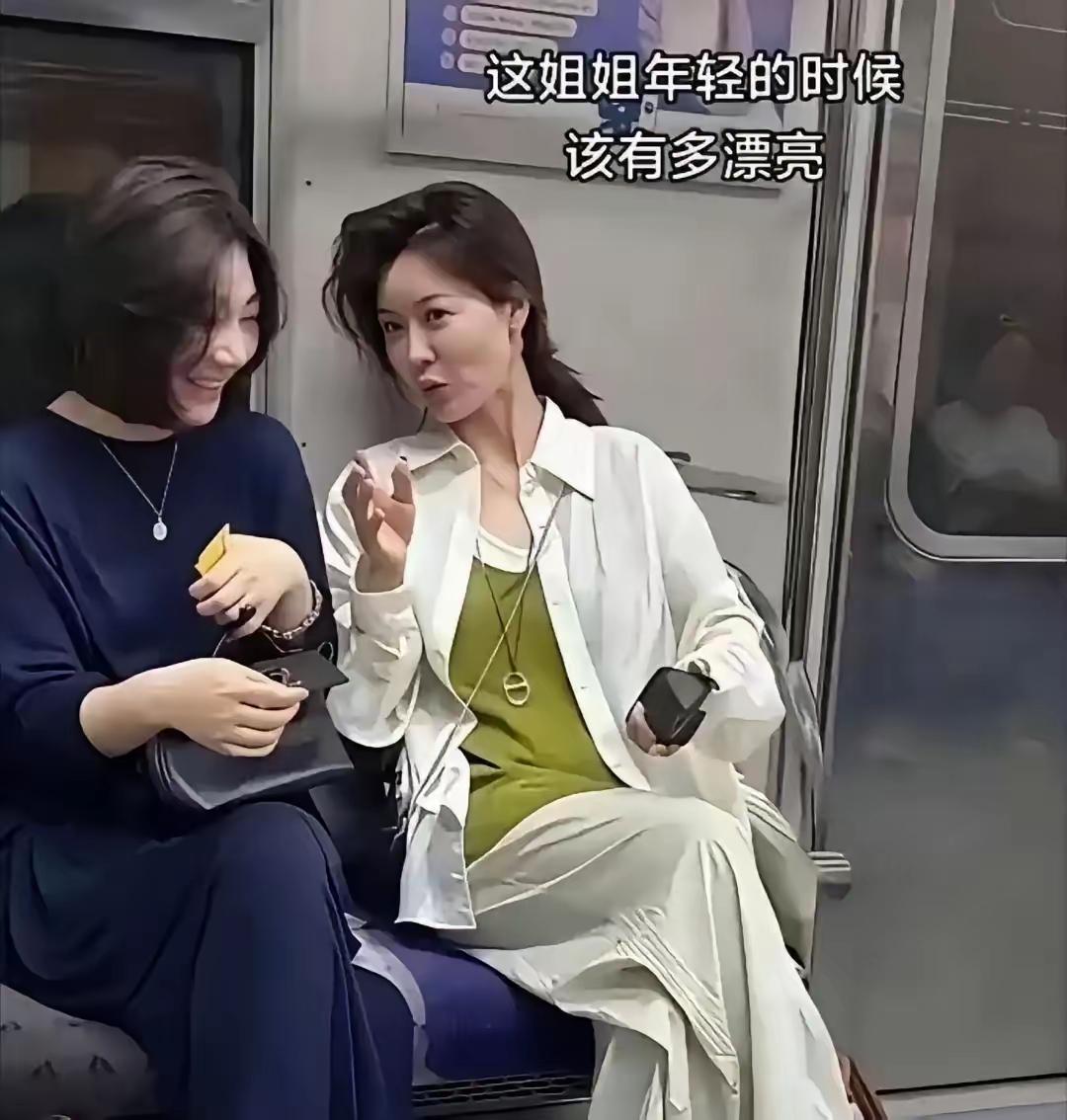 都说她年轻的时候吃了不少苦
我看她年龄也不大
也就四十多岁的年龄吧
一点也不显老