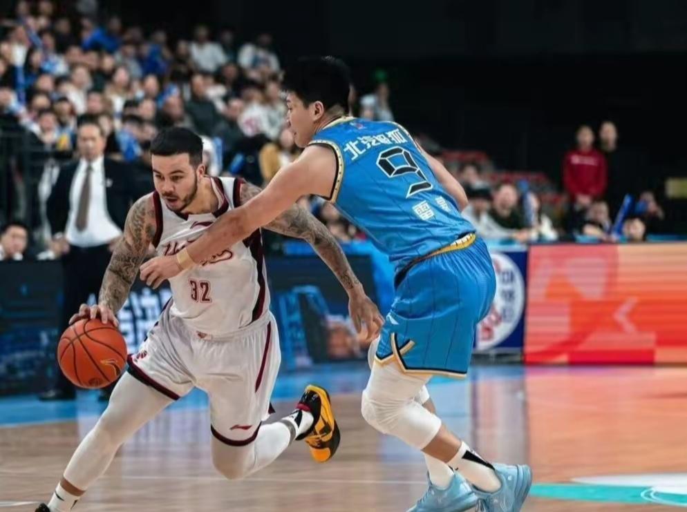 北京队与浙江队的对决吸引了众多目光。最终北京队以 79：73 险胜浙江，北京队的