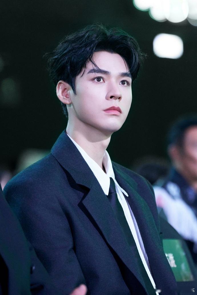 龚俊一个盛典拿4个奖 龚俊星光大赏四奖加身，红毯造型帅炸，影视综艺齐发力！用真实