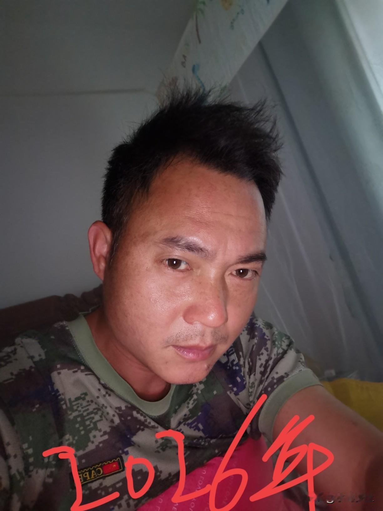 原本担心会在三年内头发会变成地中海了，现在是2026年农历正月初十，起床拍了个照