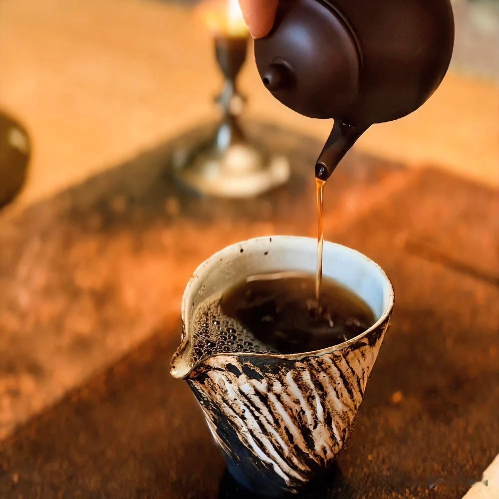 《茶淬灵根·绝句体》
沸水百腾茶始灵，浮沉辗转味方清。
人间至味非天赐，淬炼方知