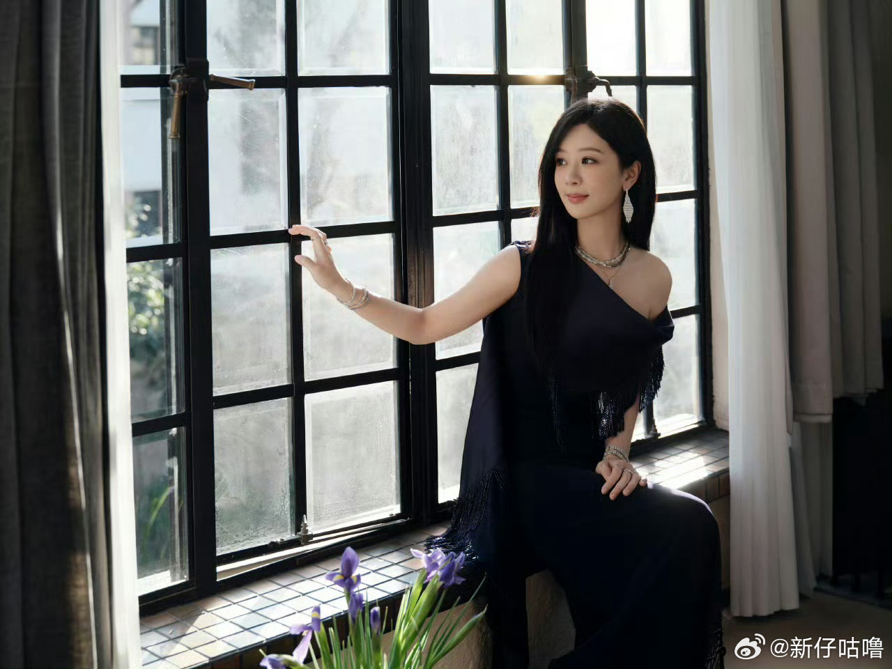 杨紫这身紫色真的太好看了！颜色温柔又显白，优雅大方，把她的气质衬得特别好。整个人