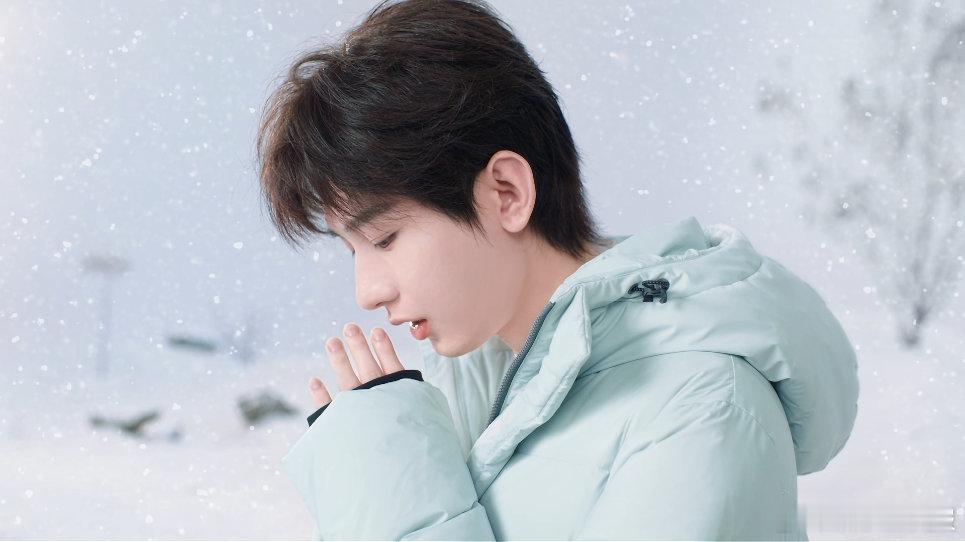 成毅冰雪心动瞬间成毅在雪中的身影格外吸睛，多套羽绒服轮流亮相，风格切换自如。他与