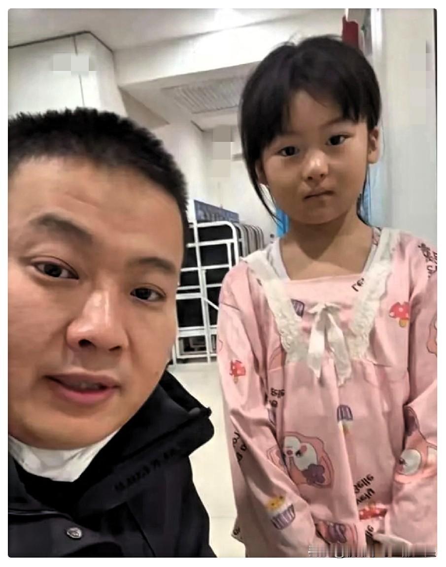 太心酸了！近日黑龙江，男子带老父亲到医院治疗，发现隔壁床有位男子住院治疗，竟然是