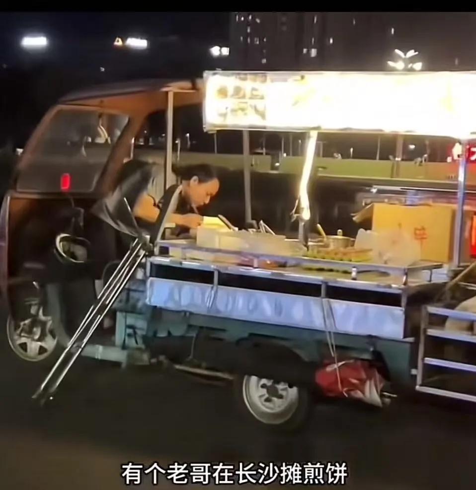 “我办个超级大会员！”男子转账一万元后，残疾摊贩为何泪目？

最近，长沙街头发生