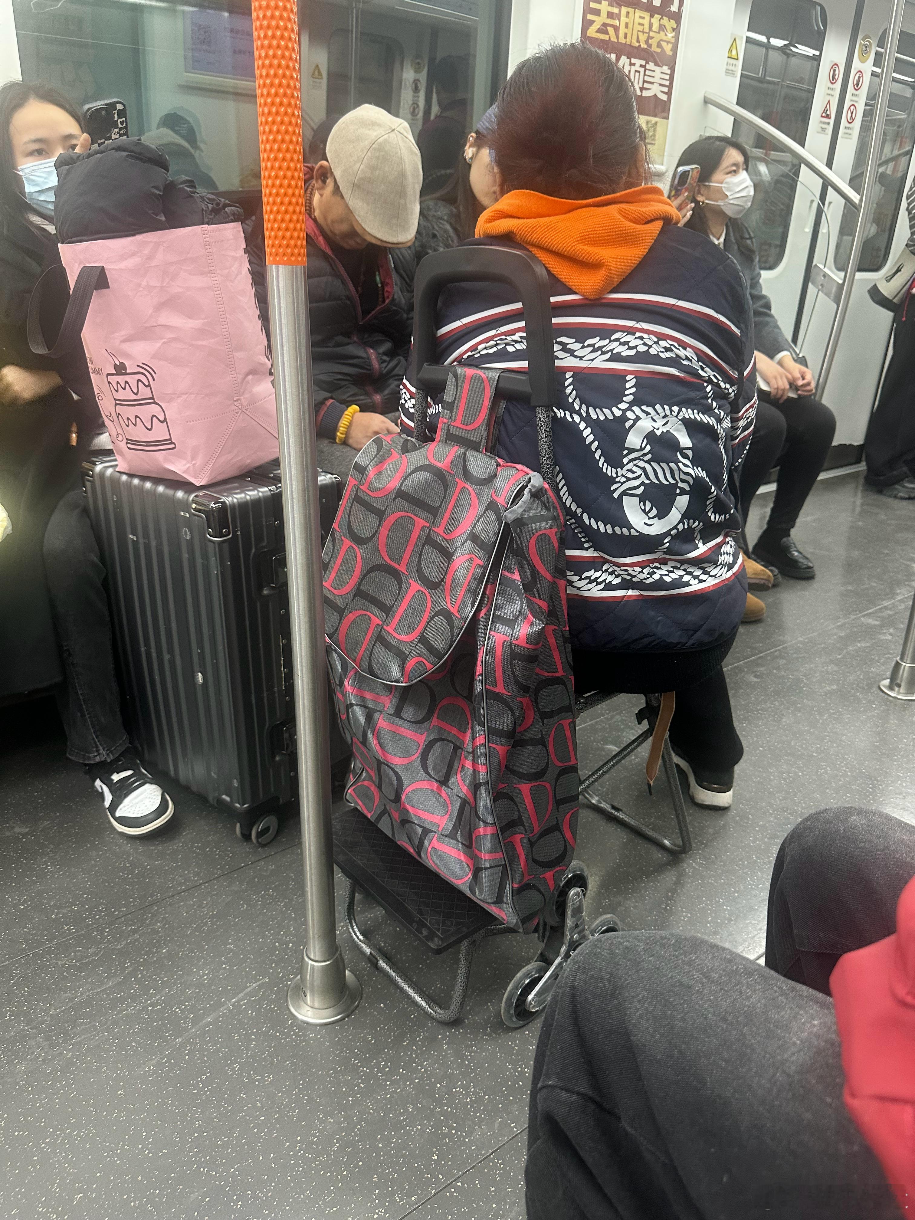 地铁上的婆婆自备椅子方便，这种几用多功能带拉杆带滑轮，平时出门买一些重的东西直接