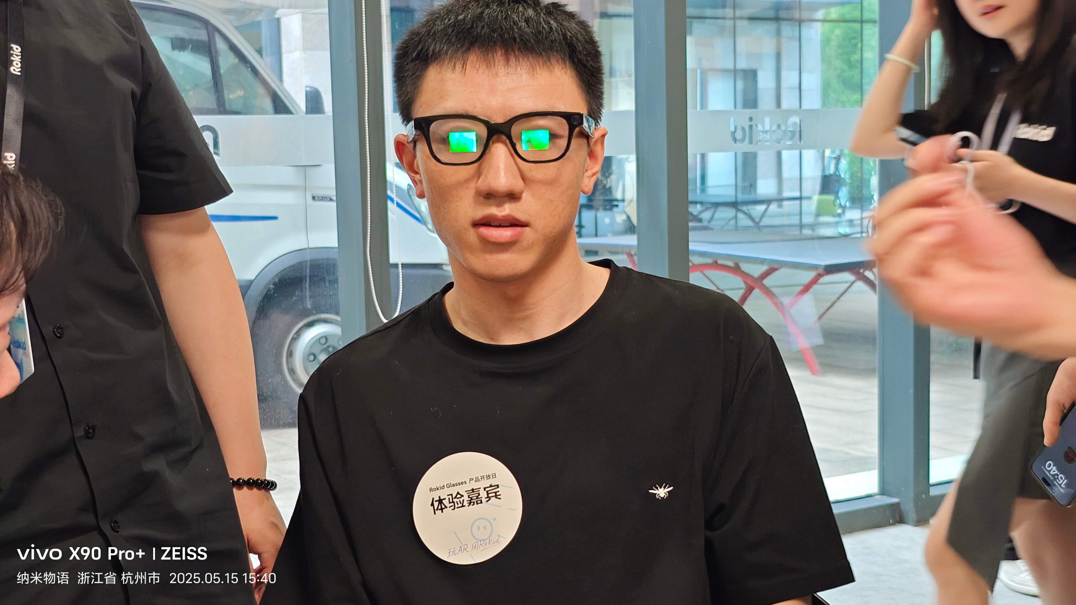 你能想象这是一个人人想要的东西，而且未来所有人眼镜前面都开这么一个东西吗。。。 