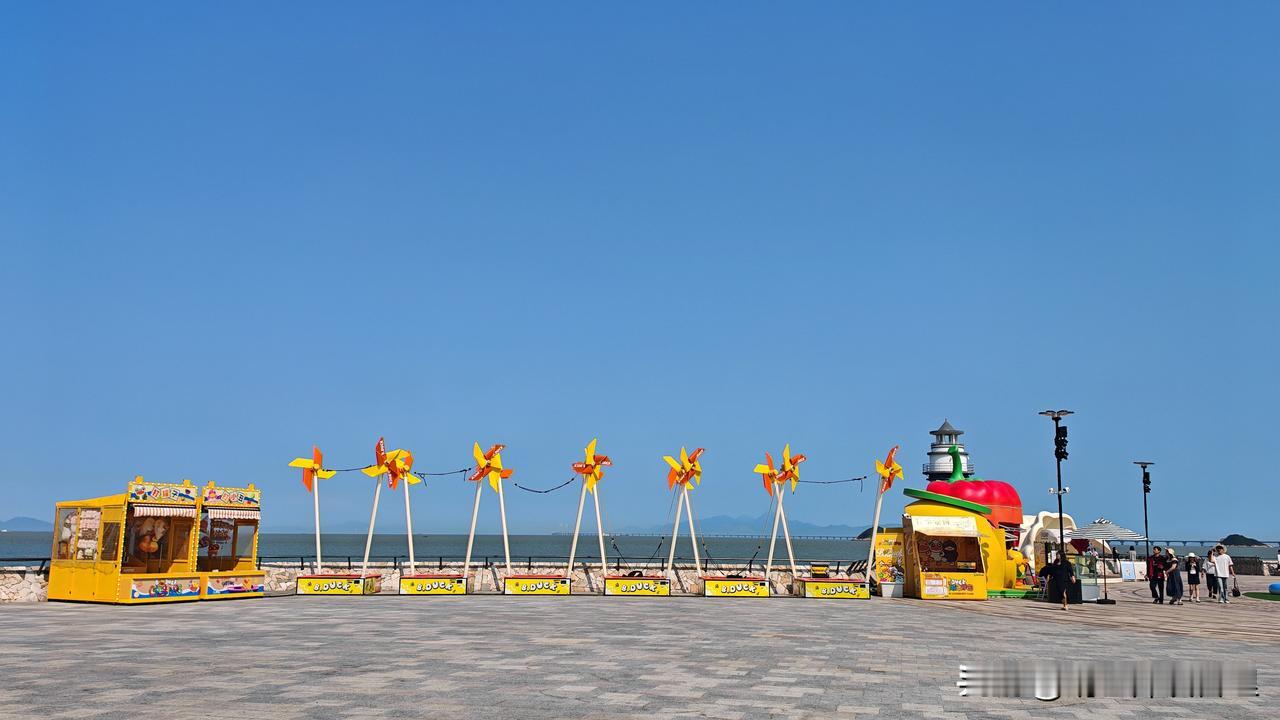 + 动态支援中台”的敏捷架构：
 
- 区域小店群：按3公里半径划分“小店群”（