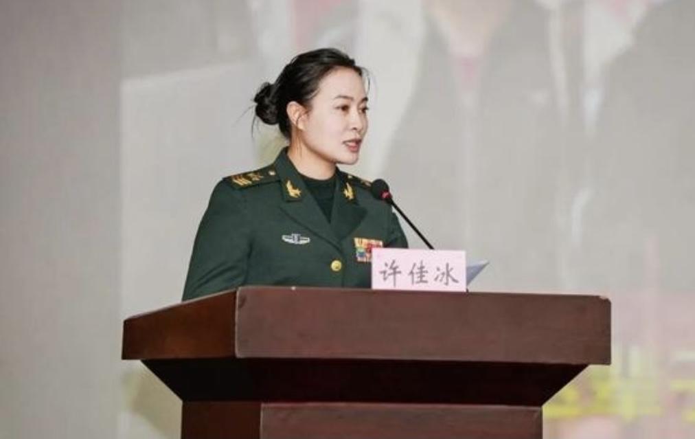 三级军士长，五排勋表！
能当到这个级别的女兵，太了不起了！
这么说吧，在解放军体