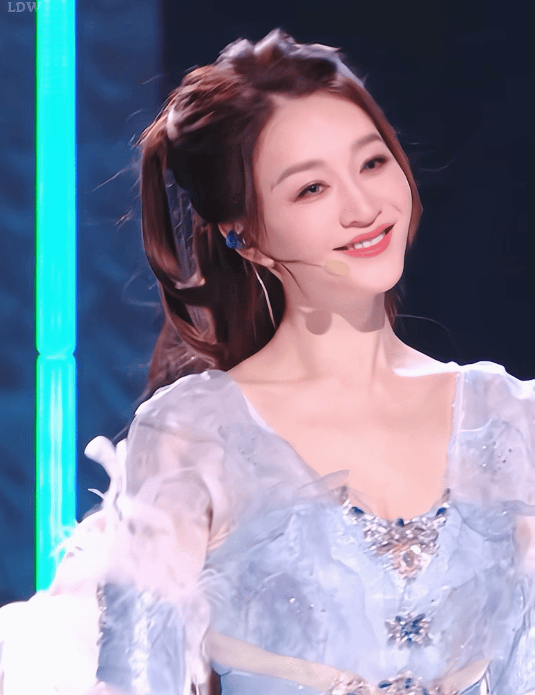 李小冉美神国风水袖舞估计得火一段时间了，前段时间国风舞都出圈了，汉服里面应该开始