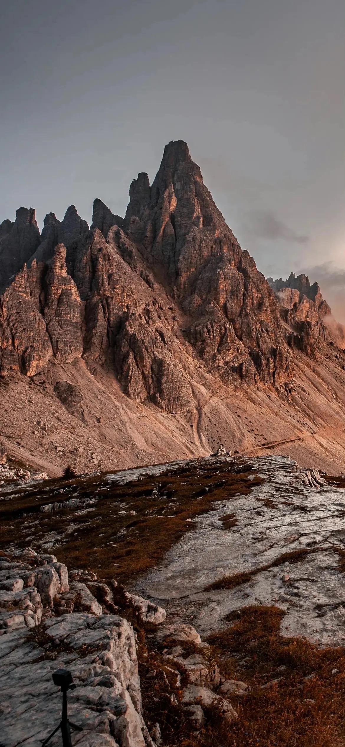 在江湖的阴影中，一场酝酿已久的血仇风暴即将席卷而来。

故事发生在中原的一个小镇