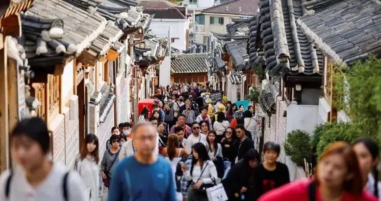 日本刚把签证费涨5倍，韩国反手就免了！7月1日同一天，东亚两个邻居走出完全相反的