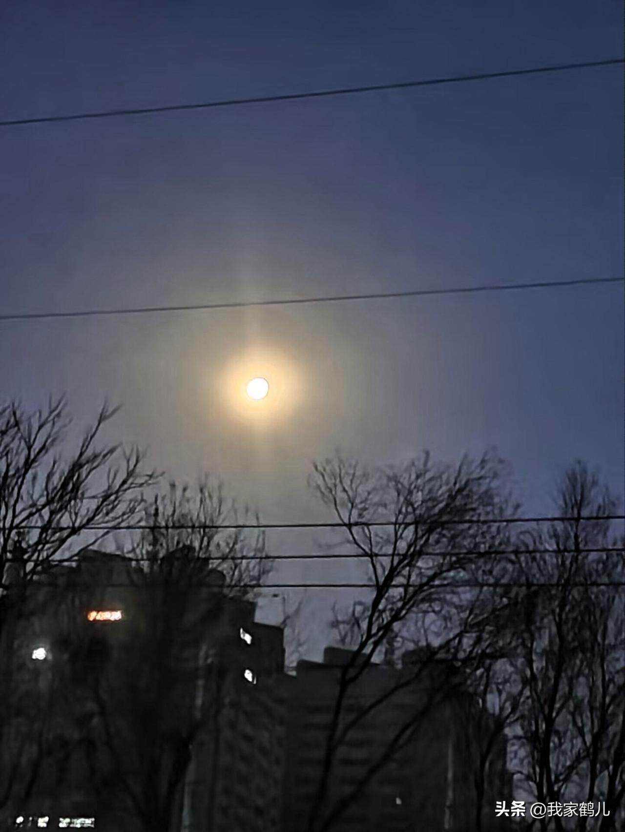 避免谈薪资职级、房车存款，多聊生活趣事、共同回忆；
不刻意炫耀，也不妄自菲薄，坦