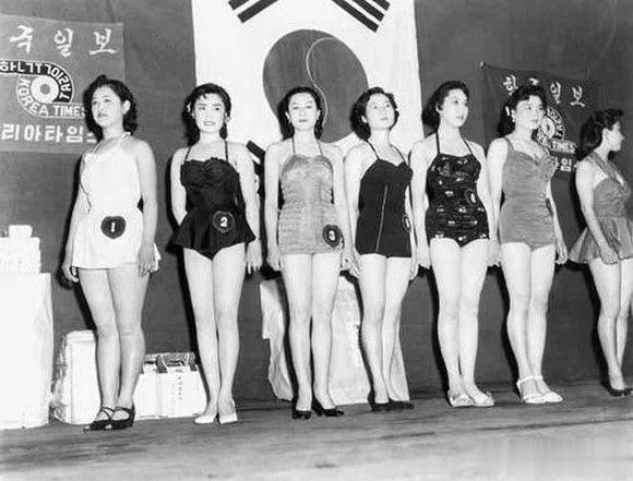 1957年5月19日，第一届南朝鲜小姐评选大会汉城市立剧场举行，比赛分为真、善、
