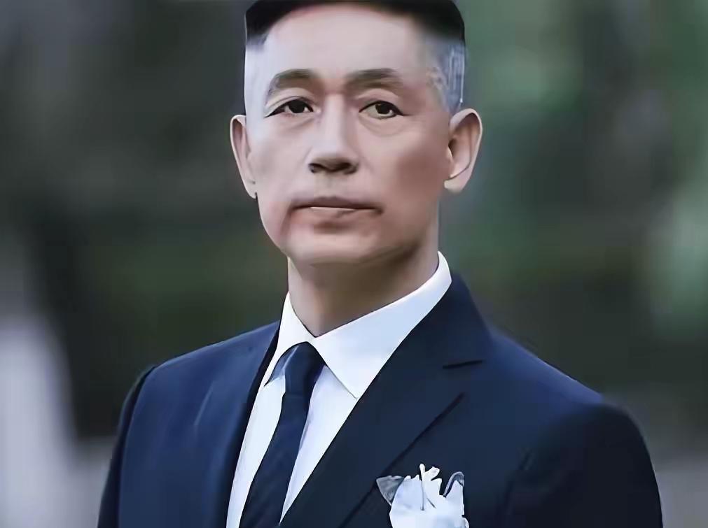 和女神丛珊结束婚姻后，他悄悄迎娶圈外妻子，淡出大众视线。
妻子安心在家生儿育女，