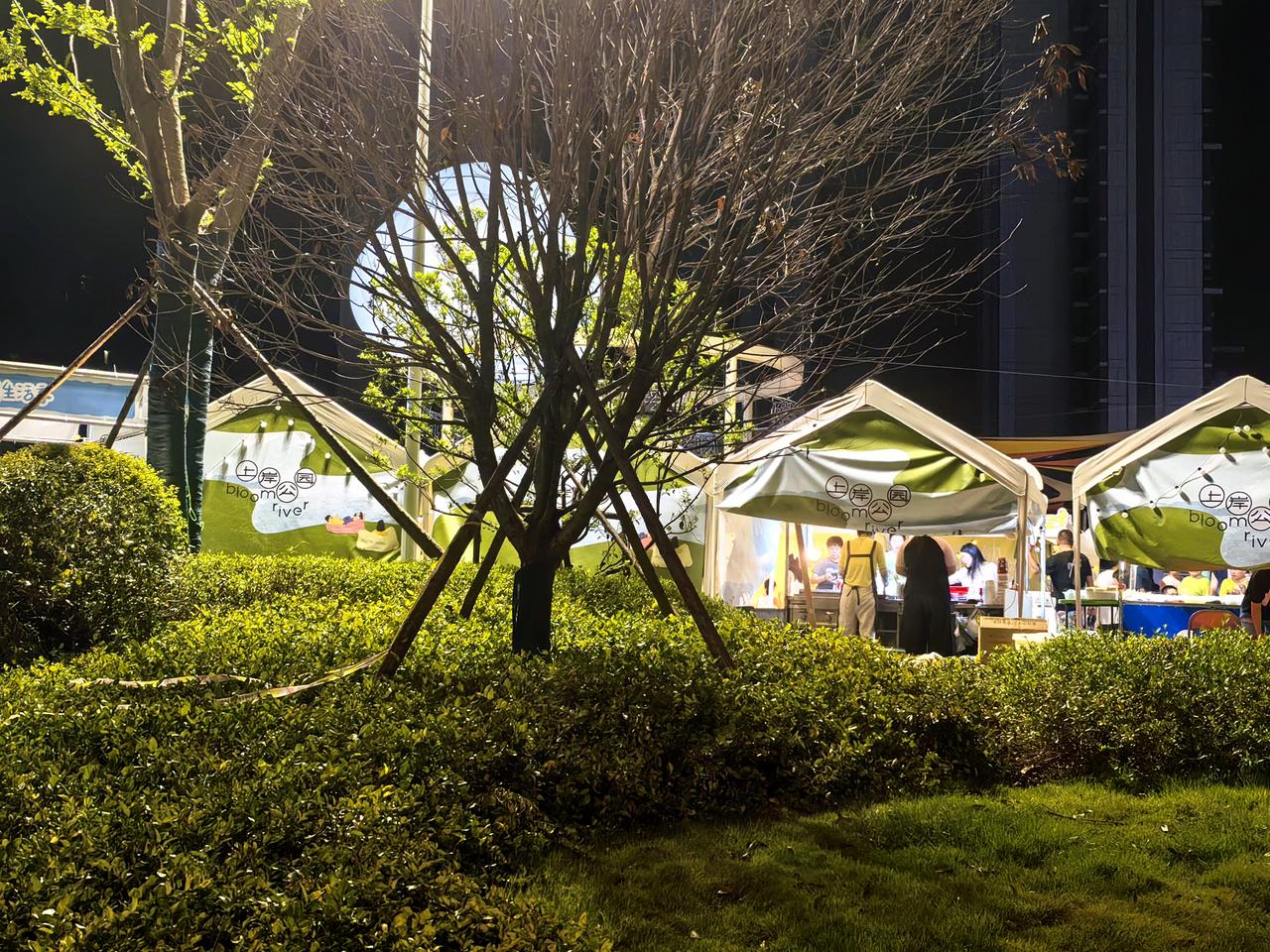 这边终于正式试营业了，夏日清凉季，吸引了很多的人来参与进来，DJ音乐🎶响彻云霄