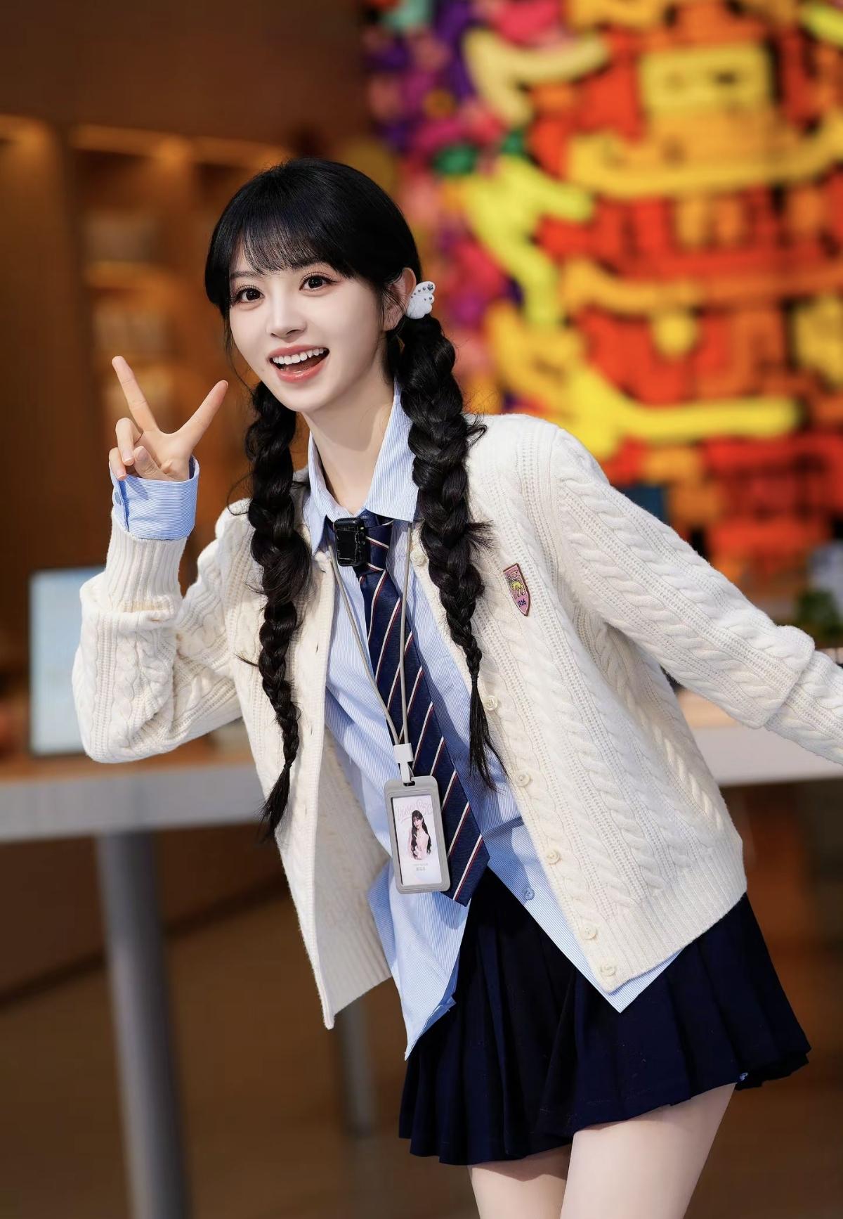 田曦薇这套学院风造型太绝了，双麻花辫搭配针织开衫，满满的青春元气感，甜到心坎里[
