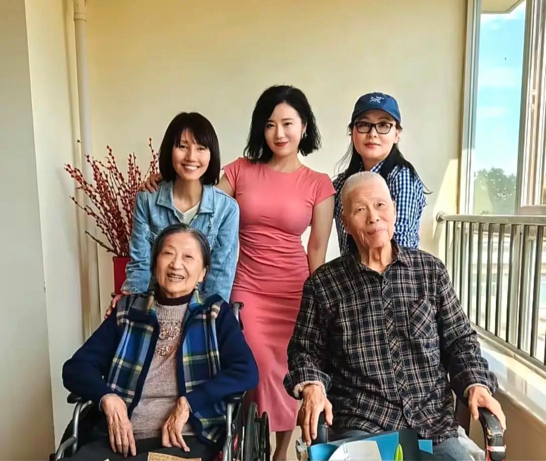袁泉、张彤、李鑫雨一起拜访恩师常莉时的留影：

三位靓女是96级同学，颜值都很高