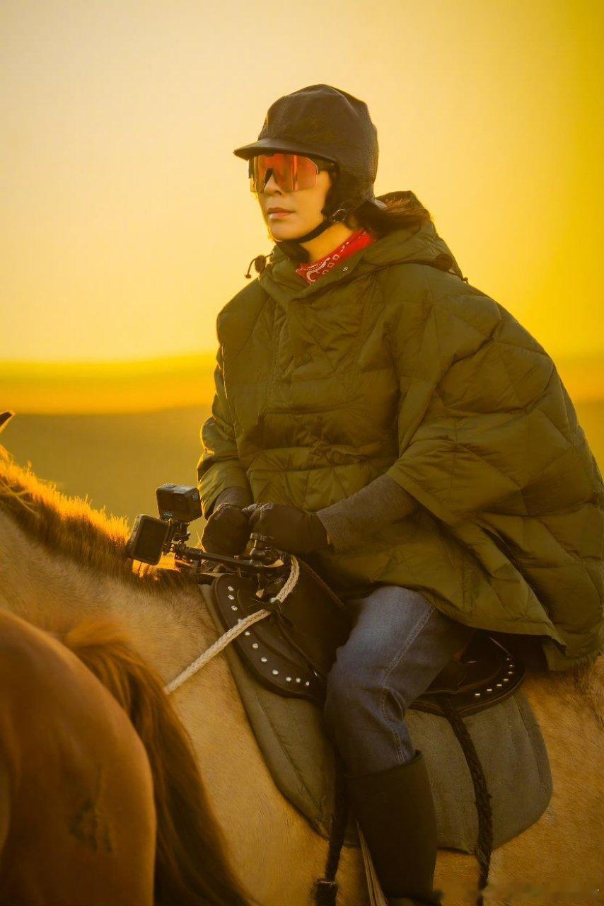 见柯淳穿泳衣下池，一句话给柯淳KO到倒栽泳池，红温名场面预定！刘嘉玲是懂戳人笑点