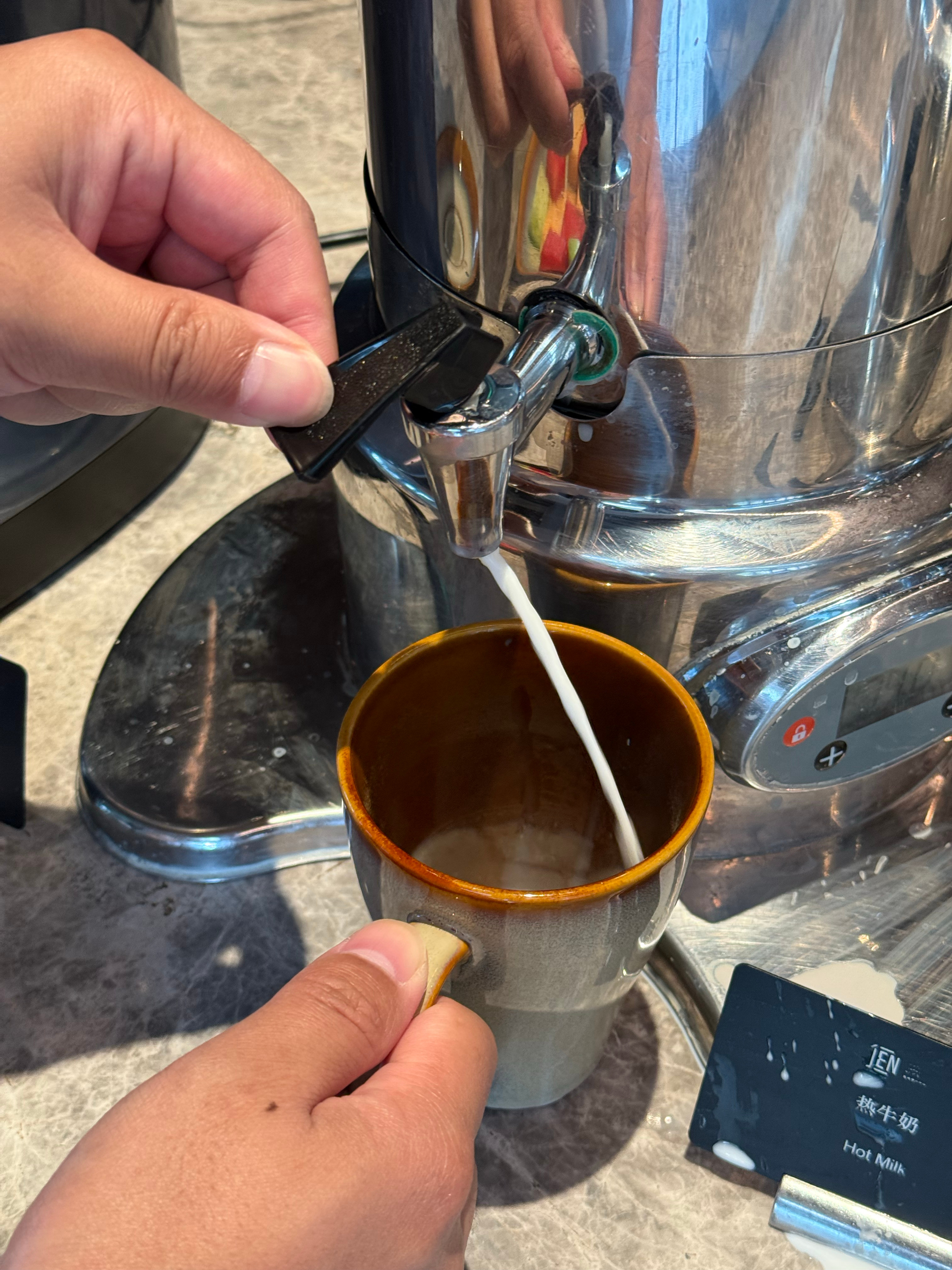 吃早饭，遇到何晨光的热牛奶[笑而不语] ​​​