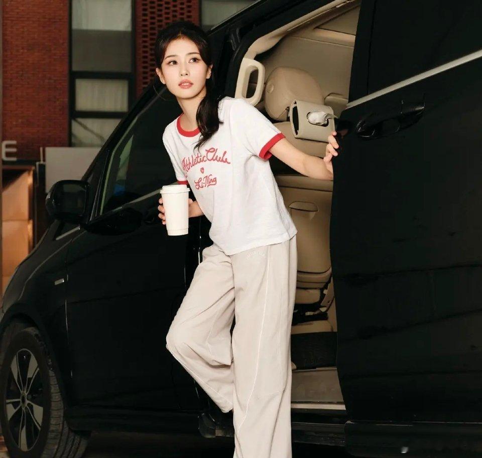 白鹿时尚表现力这么差居然还有品牌找她代言衣服