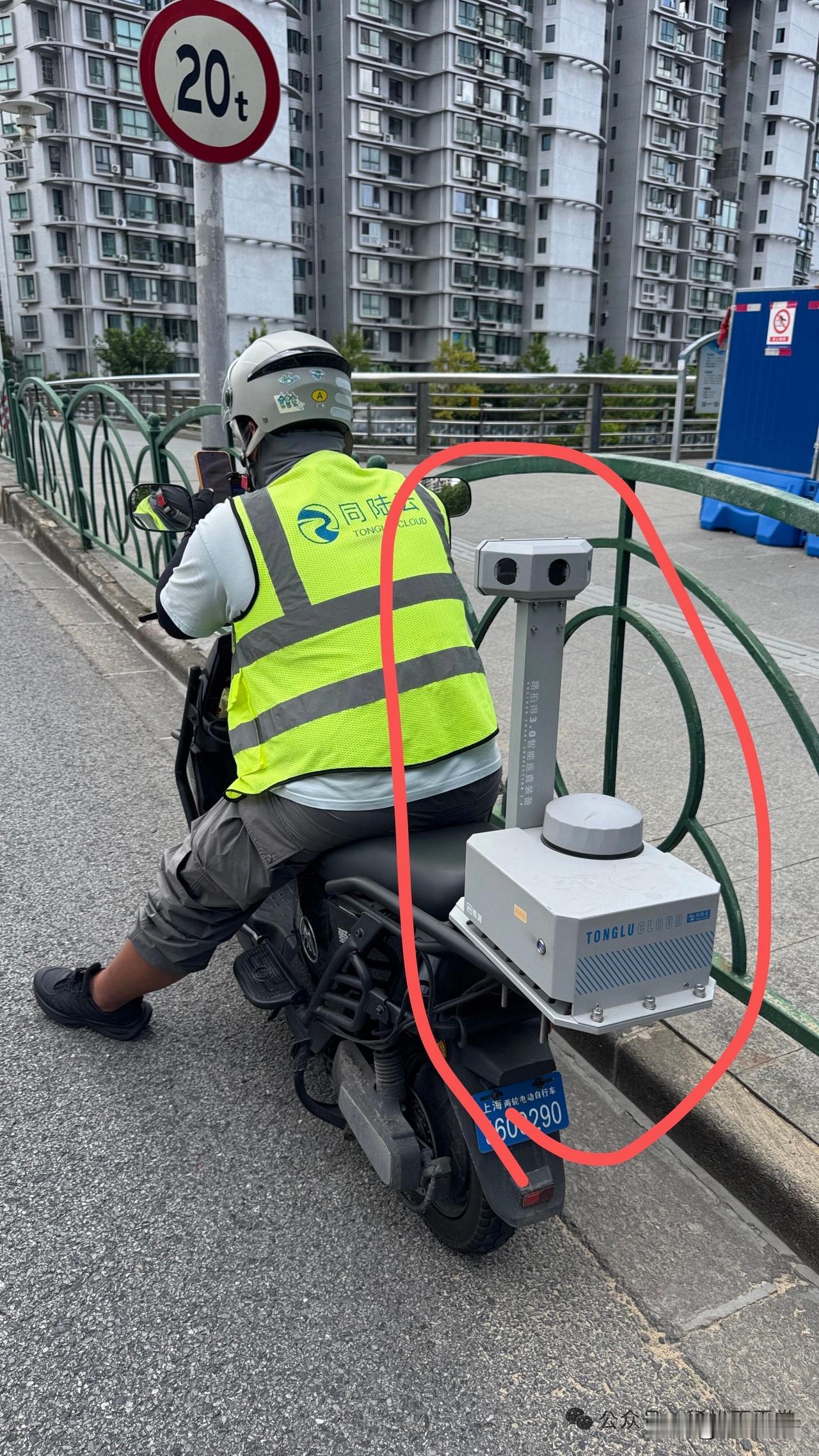 秋日生活打卡季今天城里偶遇这个设备，真相来了！同陆云路拍得3.0智能道路巡查装备